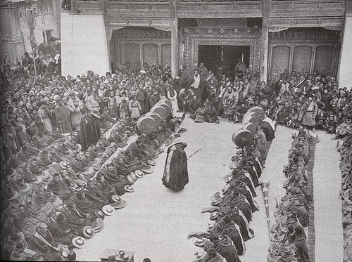 Lamas assemble at Choni (Zhuoni or Jone), Gansu, 1927