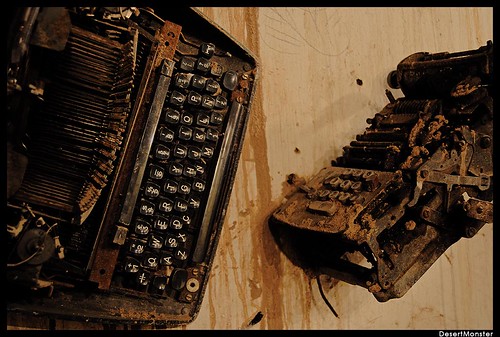 Dos máquinas de escribir antiguas, oxidadas.