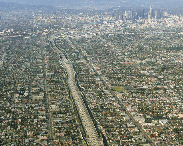 Цена жизни в плоских американских городах One of many roads to downtown Los Angeles