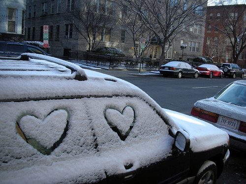 mensaje en la nieve que está encima del coche
