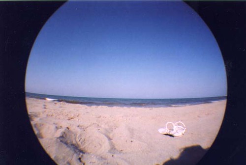 sola en la playa