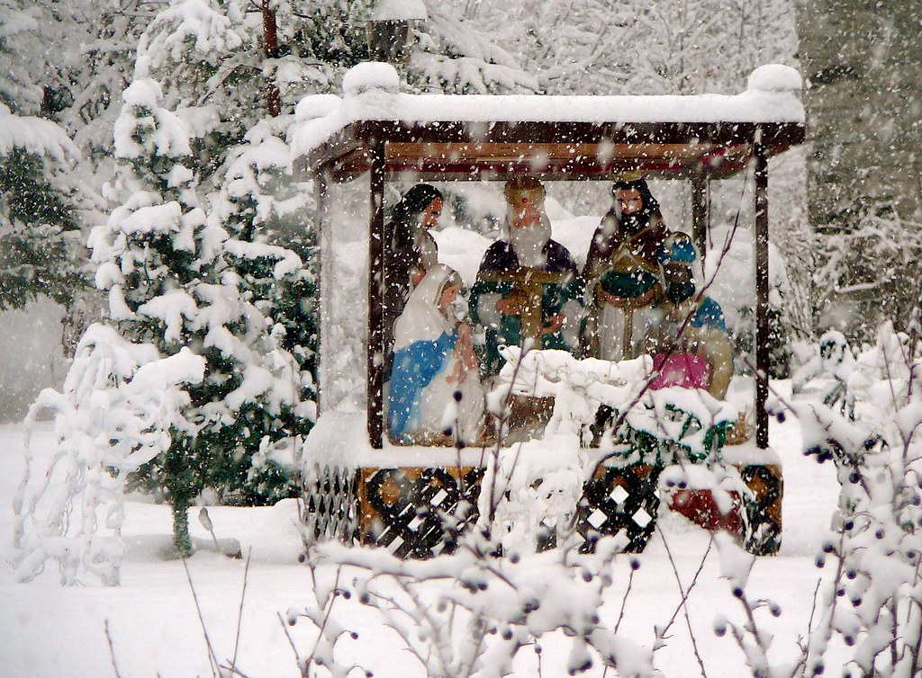 Crèche de Noël under the snow / Creche de Noel sous la neige !