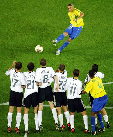 Ronaldo Brazil 2002 on Ronaldo Batendo Falta Brazil S Ronaldo Top Makes A Free Kick As