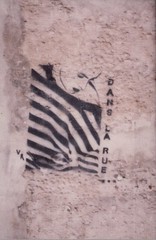Wall stencil "<em>Dans la rue"</em> (in the street) - Photo by Yann Seitek on Flickr, used under Creative Commons license