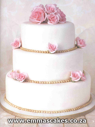 Simple traditional wedding cake Visit wwwemmascakescoza for more 