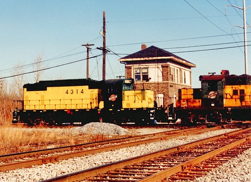 Northbound Chicago & NorthWestern RR freight train passing Argo Tower. (gone) December 1990. by Eddie from Chicago