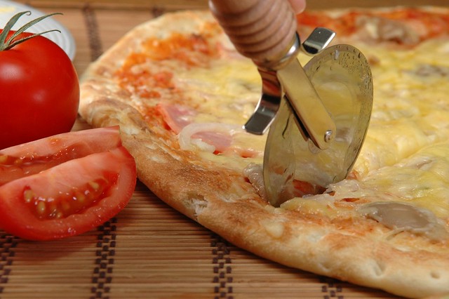 pizza blade cutting pizza