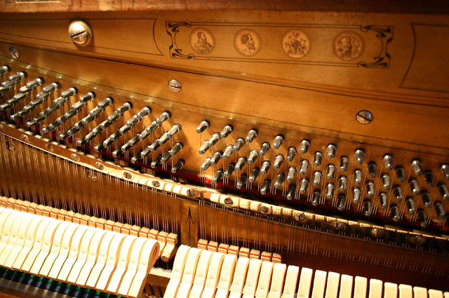 Inside the old piano I