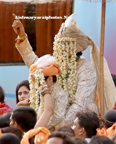 AishwaryaRaiWeddingPhoto is Abhishek showing middle finger to press