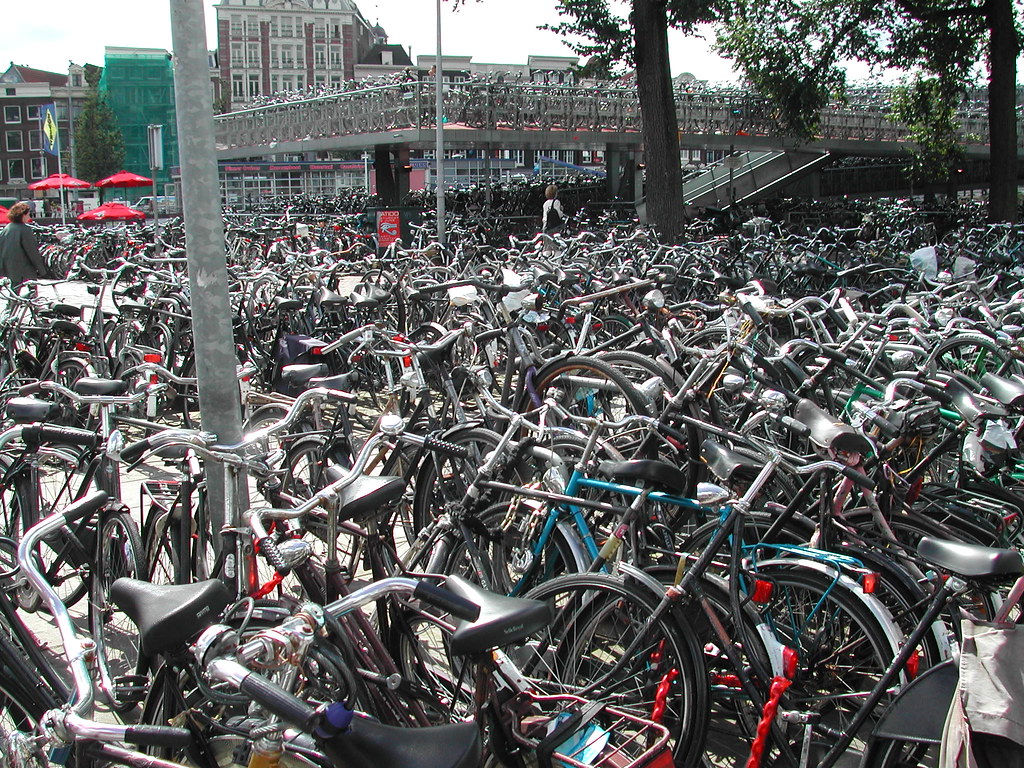 Amsterdam Centraal Bisiklet çok katlı parkı