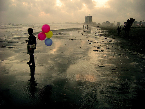 Returning to the same ocean. (Karachi, Pakistan.) by ali khurshid