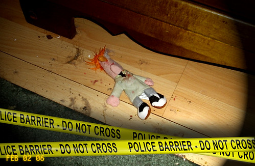 abgesperrter Tatort mit ermordeter Puppe