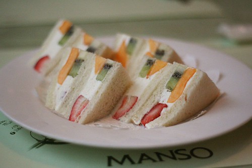 sandwich with fruits