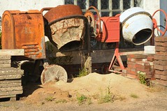Eine alte Tankstelle mit Baumaschinen zur Zeit des Lampionfests 2015; Friedrichstadt, Stapelholm (15)