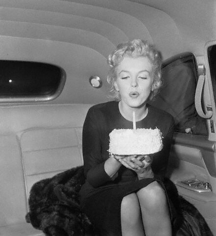 30th Birthday Cake on Marilyn Monroe Blowing Out Candle On 30th Birthday Cake June 1 1956