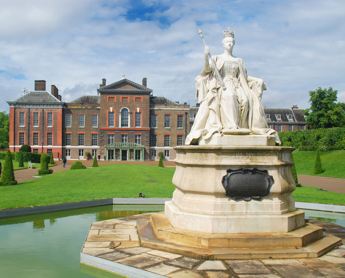 Kensington Palace with statue of Victoria. Credit Shisha-Tom