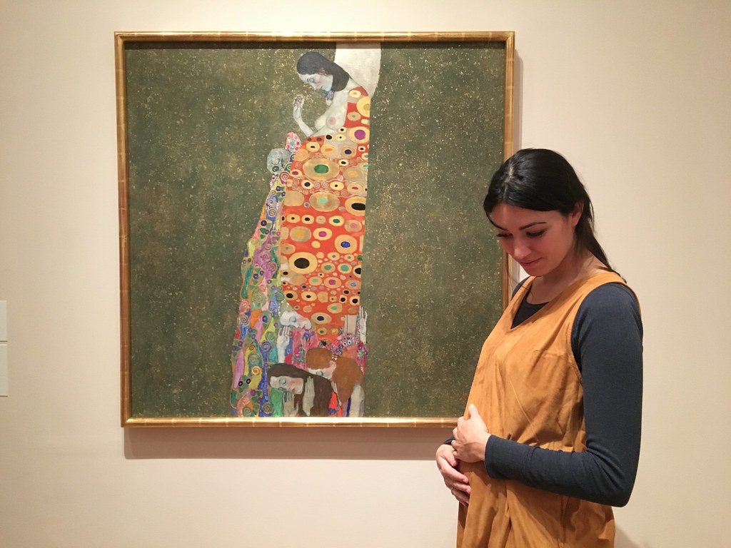 En el MoMa (Nueva York). Frente a "Hope, II" de Gustav Klimt.