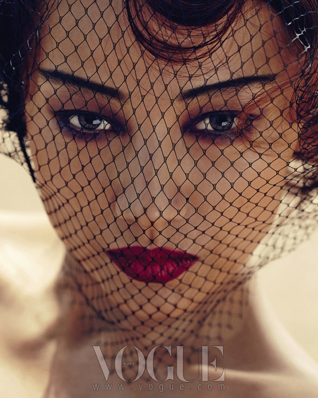Lee Hyori hóa lạ lẫm với mỹ nhân rạp xiếc  trên Vogue