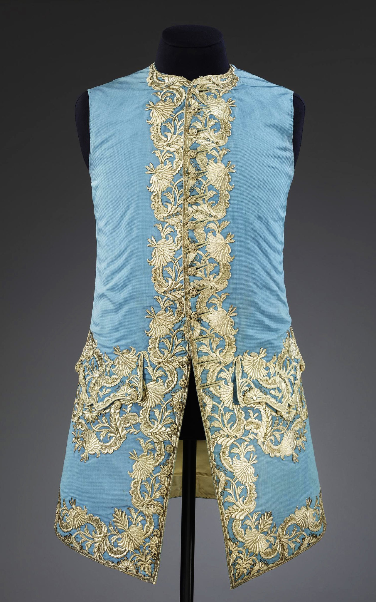 1740. British. Silk, linen and possibly horsehair, hand woven and hand sewn, silver. © Victoria and Albert Museum, London