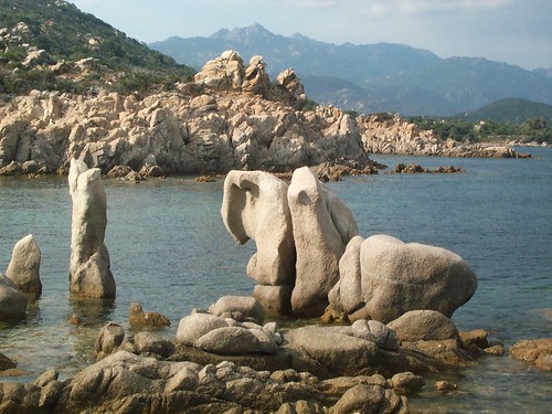 Rocher dans une baie en Corse