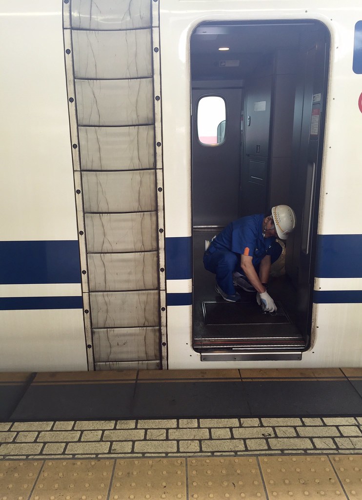 Cleanup starts in Shinkansen bullet train at Tokyo Station