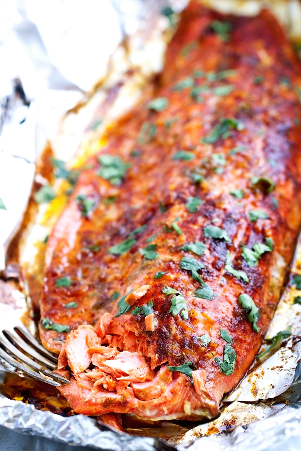 Chili-Lime Baked Salmon in Foil - This recipe takes less than 30 minutes and is perfect for weeknight dinners! #bakedsalmon #salmoninfoil #30minutemeals #bakedfish | Littlespicejar.com