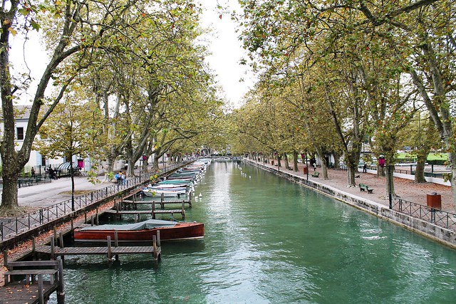 river and boats in annecy