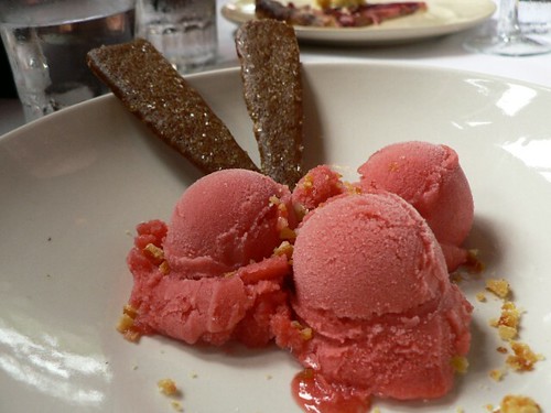 Strawberry sorbet with Gingersnaps