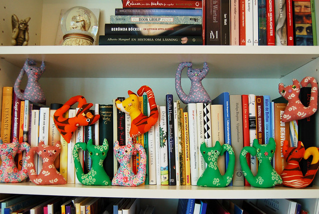 Katt-i-fnatt-cats in the book shelf
