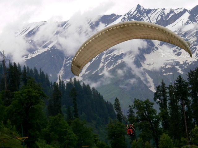 Paragliding in Solang Valley - Manali