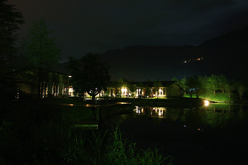 夜晚的住宿區+湖水