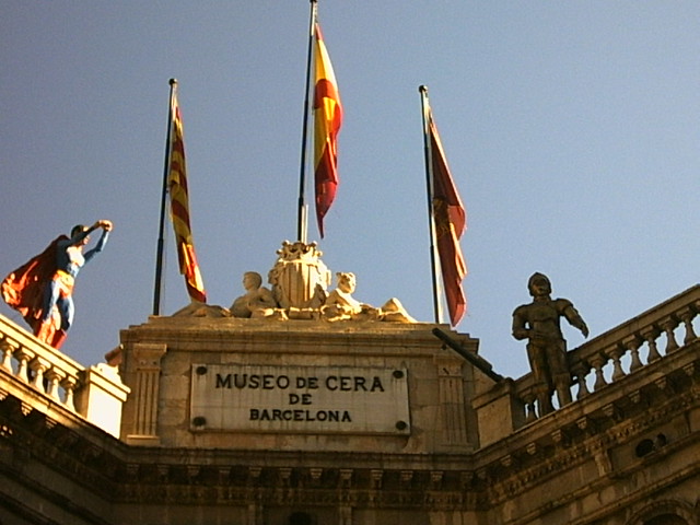 Parte superior de la fachada de entrada al museo de cera de Barcelona