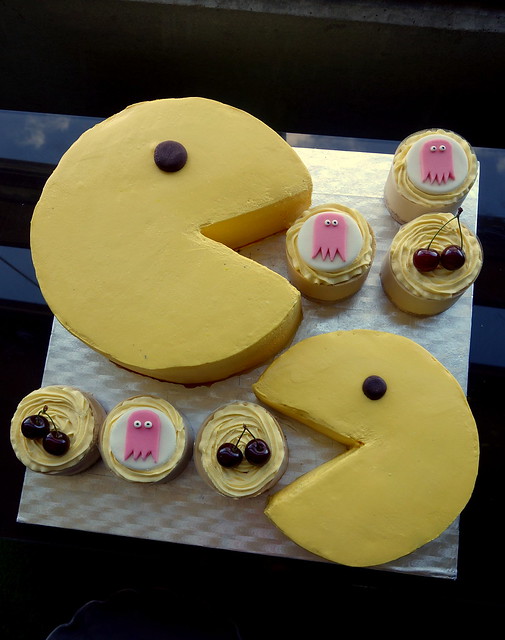 80s Pacman cake