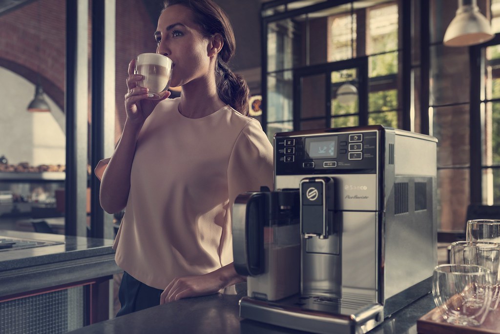 圖說四：Saeco Pico Baristo (HD8927)搭載觸控式背光顯示以及直覺式引導設計，操作更輕鬆簡單，智慧打造客製奢華咖啡生活！