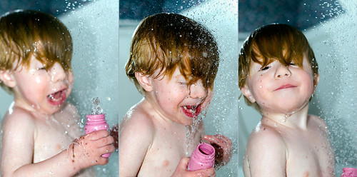 shower baby，洗澡時專心洗澡，不只省熱水，同步也能減碳(Flickr創用共享，Ben McLeod攝)
