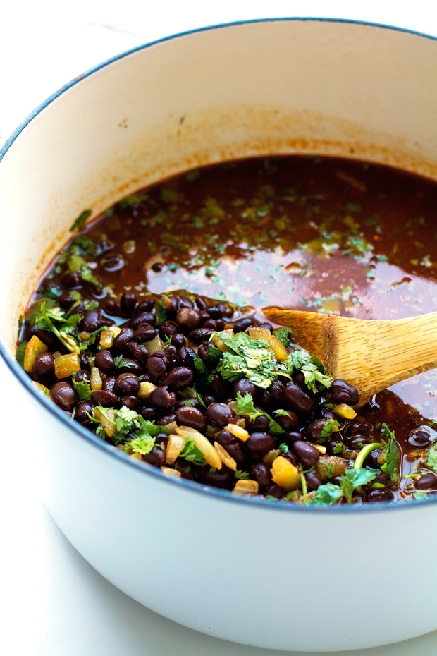 Spicy Black Bean Soup that's vegan and totally delicious! #blackbeansoup #spicyblackbeansoup #blackbeans | Littlespicejar.com