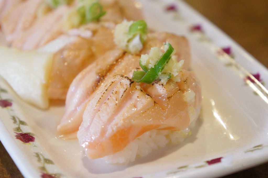 炙燒鮭魚握壽司,這魚肉頗肥厚的...