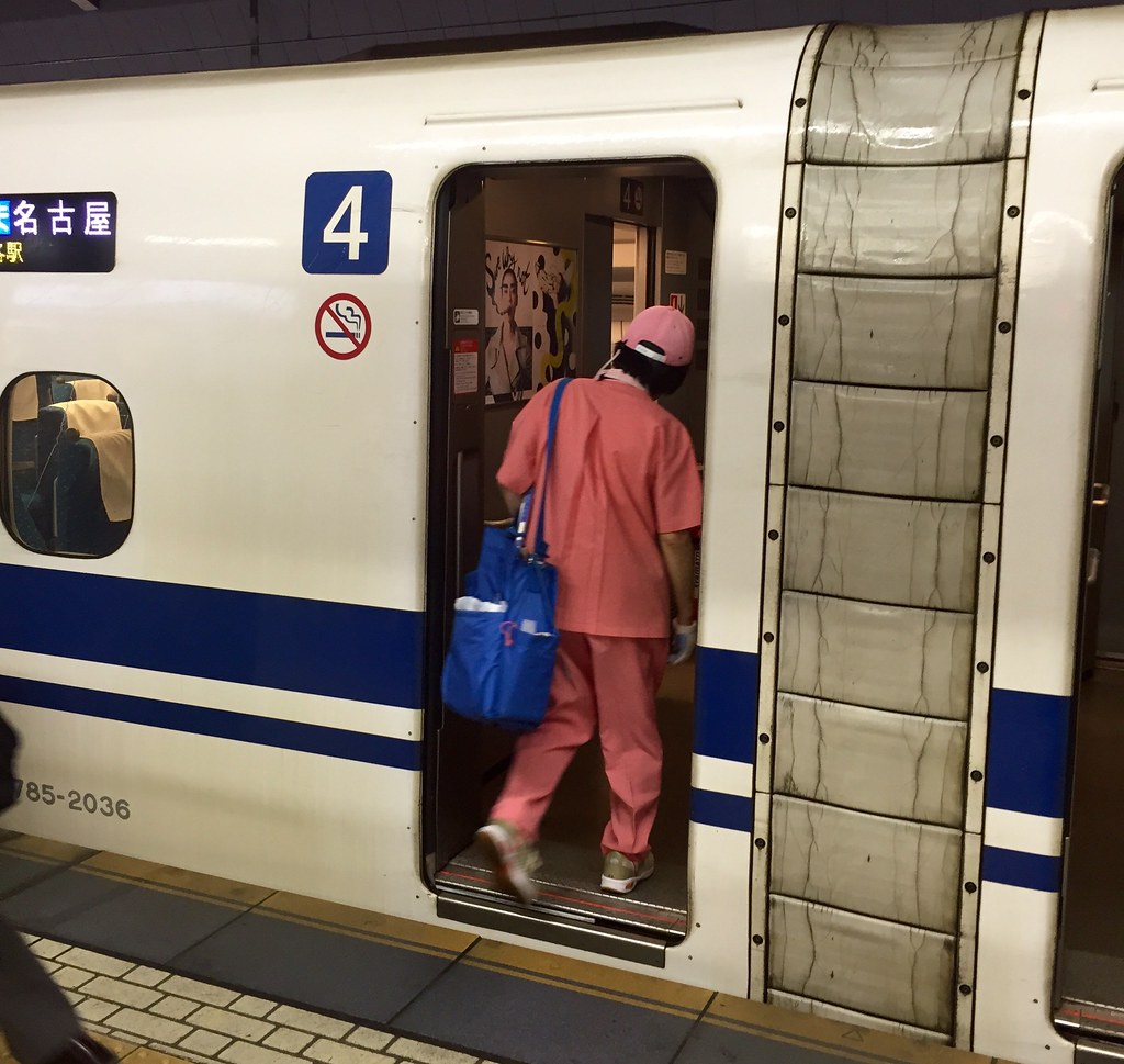 Seven minute time starts for Shinkansen cleaners at Tokyo Station