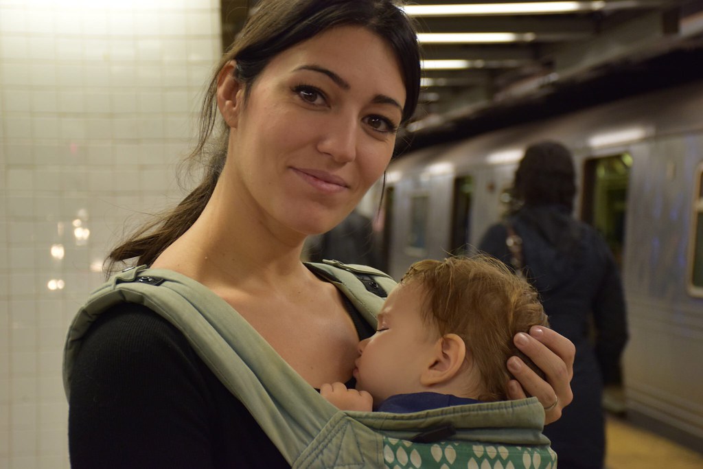 En el metro de Nueva York, embarazada de cuatro meses y medio. Combinaba porteo y carrito para no esforzarme demasiado.