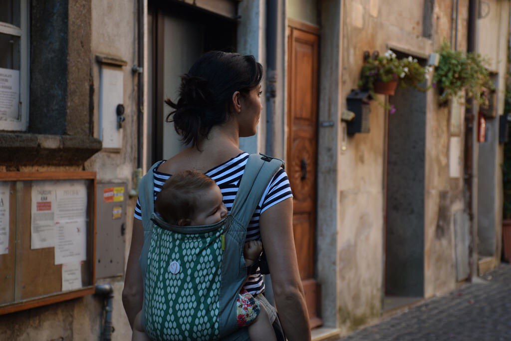 Porteando a la espalda en Nepi (Italia), embarazada de dos meses y medio.