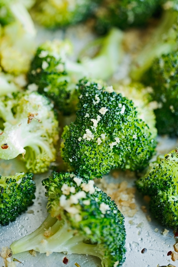 Garlic Parmesan Roasted Broccoli with Crunchy Panko - A garlic infused olive oil is drizzled on the broccoli and roasted! Such and easy side dish and so delicious! #roastedbroccoli #broccoli #garlicparmesanbroccoli | Littlespicejar.com @littlespicejar