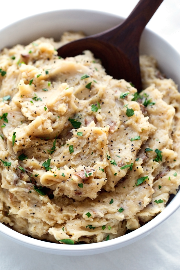 Roasted Garlic Mashed Potatoes - Learn how to make roasted garlic mashed potatoes in the slow cooker! Perfect for Thanksgiving! #slowcooker #mashedpotatoes #crockpot #roastedgarlic | Littlespicejar.com