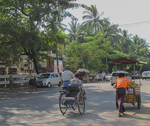 Yangon: un tuk-tuk birman et un vendeur ambulant