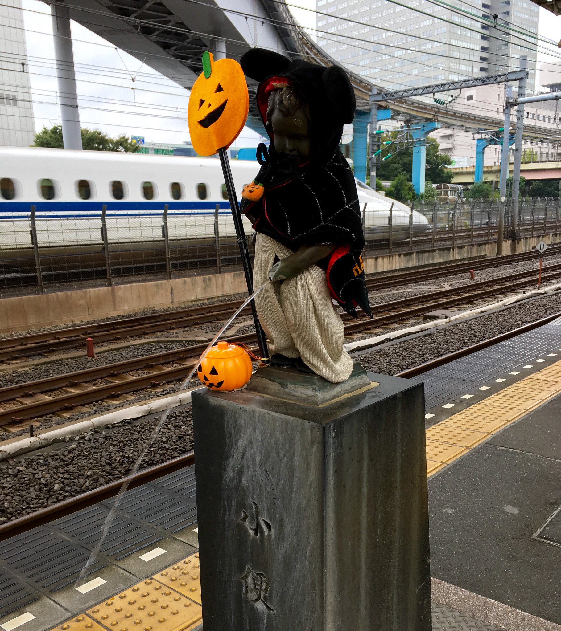 Peeing Boy Statue at JR Hamamtsucho Station