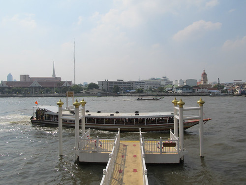 Bangkok: bateau-bus sur la rivière Chao Phraya