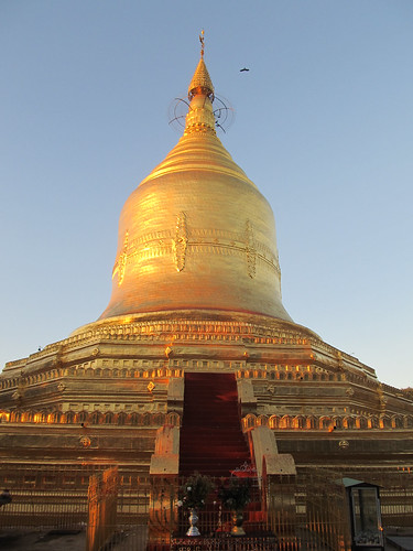 New Bagan: coucher de soleil sur la pagode Lawkananda