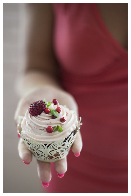 Lingonberry & Marzipan cupcake
