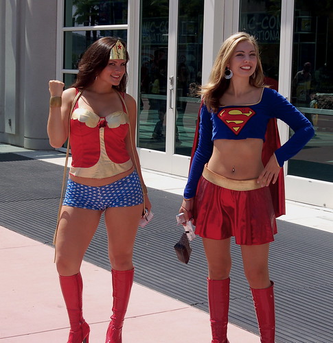 Comic Con 2006: Wonder Woman and Super Girl