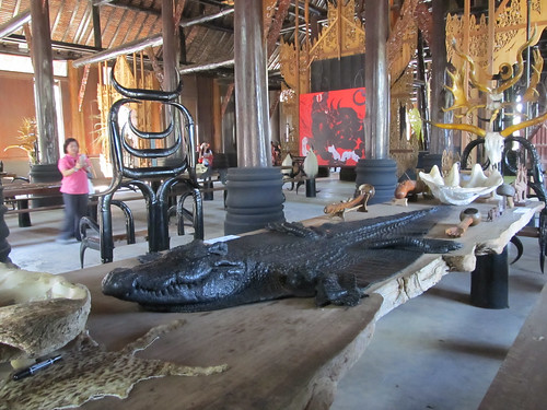 Chiang Rai: peaux de crocodile et de quelque chose qui ressemble à un chat