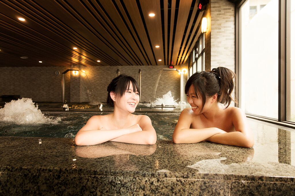 福隆海洋溫泉四季度假飯店擁有百坪三溫暖浴場，寬敞空間泡湯零極限